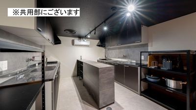 こちらのキッチンは共用部にございます。
左側のキッチン設備をご利用ください
他のお客様も使用されるため、たむろ行為や備品の持ち出し行為はご遠慮ください。 - 599_SpemoGAME大阪梅田の室内の写真