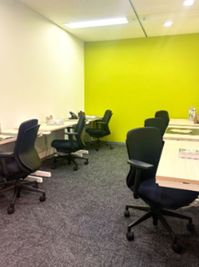 Regus コワーキングデスク｜信頼ある環境で使える開放的なワークスペース - リージャス会議室 阪急ターミナルビル