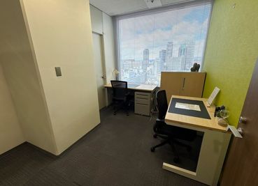 Regus オフィススペース（個室）｜落ち着いた環境で使える独立型ワークスペース - リージャス会議室 阪急ターミナルビル