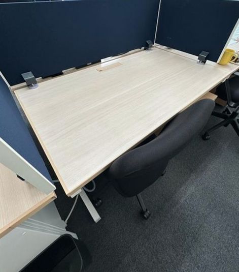 リージャス会議室 大阪国際ビルディング コワーキングデスクの室内の写真