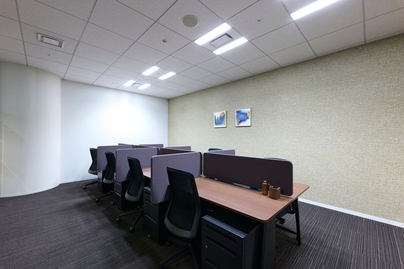 リージャス会議室 Signature大阪ダイビル本館 コワーキングデスクの室内の写真