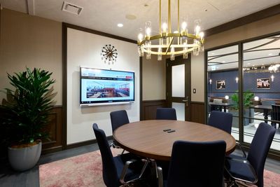 Regus 会議室|高速Wi-Fi完備の落ち着いたビジネス空間 - リージャス会議室 Signature大阪ダイビル本館