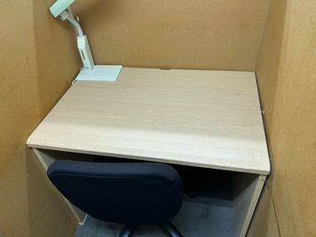 ９０センチの机です。 - 合格自習室イーミックス　津田沼店（新津田沼・京成津田沼） 資格試験。試験勉強や大学受験、集中勉強できる24時間利用できるの室内の写真