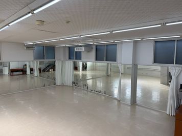 結露により鏡にシミが出ております。ご承知ください。 - 三島カルチャー貸会議室・貸会議室 【D室】半地下ダンス 武道。広さ幅10㍍✖10㍍。２面鏡の室内の写真