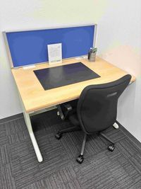 リージャス会議室 福岡天神南 コワーキングデスクの室内の写真