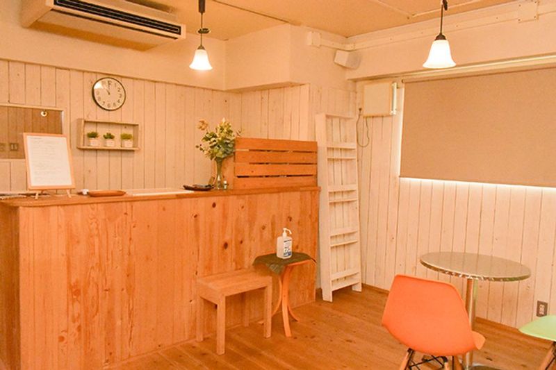 サロンに入るとカフェのような明るい雰囲気の待合スペースがあります。 - マッサーズ京橋店 レンタルサロン by Massersのその他の写真