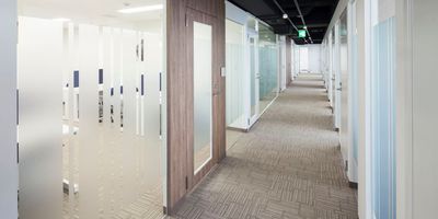 リージャス会議室 札幌大通 コワーキングデスクの室内の写真