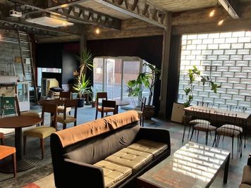 倉庫感もあり、昭和レトロな雰囲気 - spazio co.arancia 海南市黒江のフリースペースspazio co.aranciaの室内の写真