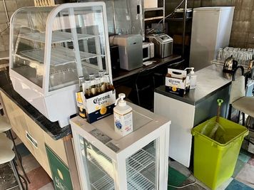 キッチンには、冷蔵設備、加熱機器、各種電気調理器具 - spazio co.arancia 海南市黒江のフリースペースspazio co.aranciaの設備の写真