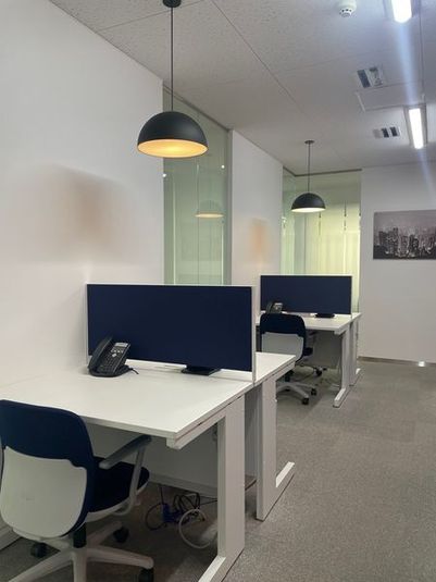 リージャス会議室 浜松駅南口 コワーキングデスクの室内の写真