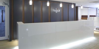 リージャス会議室 富山電気ビルディング コワーキングデスクの室内の写真