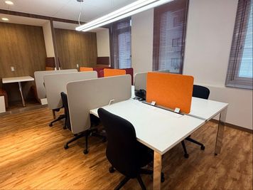 Regus コワーキングデスク｜信頼ある環境で使える開放的なワークスペース - リージャス会議室 富山電気ビルディング