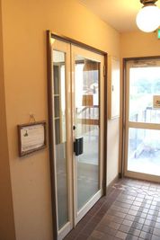 MIDDLE BAY COURT MIDDLE BAY COURT　1F C　シンプルな個室の入口の写真