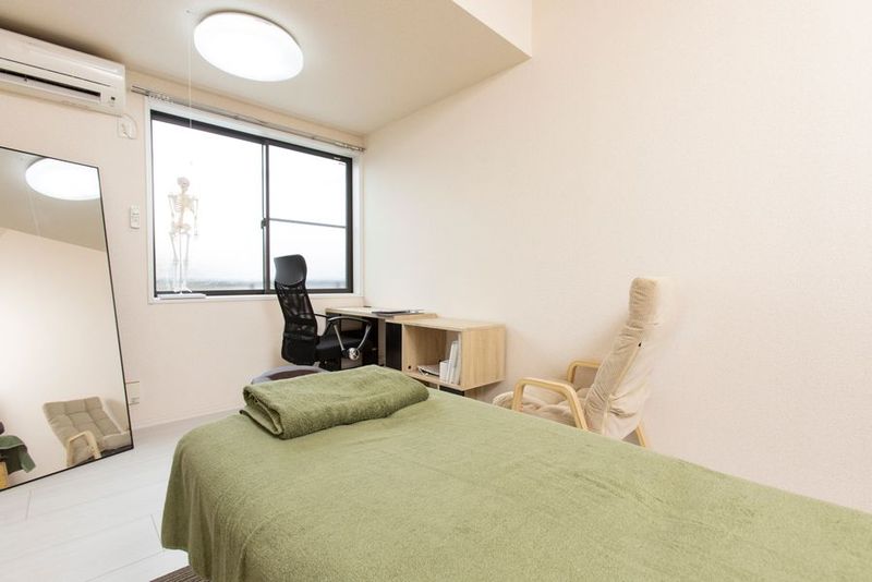 院の雰囲気。 - 整体院REBORN -リボーン- 鎌倉駅徒歩5分｜プロ仕様ベッド完備の隠れ家整体サロンREBORNの室内の写真