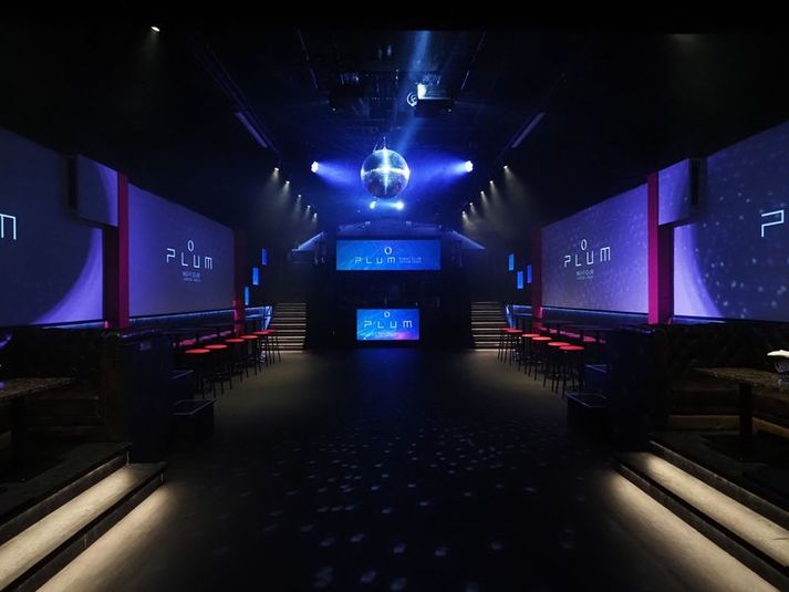 大音量対応スピーカー、LEDモニター、4面200インチスクリーン付きのプロジェクター、特殊照明などを完備。ライブやダンスイベント、対応可能です。 - CLUB PLUM CLUB PLUM の室内の写真