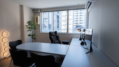 椅子を並べて複数人でのご利用も可能です - 【開店割引中】 天満橋駅 貸会議室・ワークスペース HISUI  3/15迄 開店割引中 貸会議室・ワークスペース 「HISUI」の室内の写真