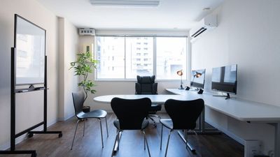 椅子を並べて複数人でのご利用も可能です - 【開店割引中】 天満橋駅 貸会議室・ワークスペース HISUI  3/15迄 開店割引中 貸会議室・ワークスペース 「HISUI」の室内の写真