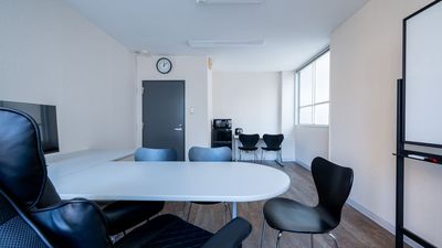 少人数での画面を共有しながらのリモート会議などにもご利用いただけます。 - 【開店割引中】 天満橋駅 貸会議室・ワークスペース HISUI  3/15迄 開店割引中 貸会議室・ワークスペース 「HISUI」の室内の写真