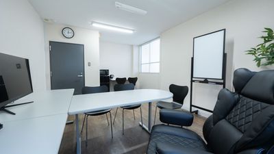 少人数での画面を共有しながらのリモート会議などにもご利用いただけます。 - 【開店割引中】 天満橋駅 貸会議室・ワークスペース HISUI  3/15迄 開店割引中 貸会議室・ワークスペース 「HISUI」の室内の写真