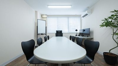 ご自由にレイアウトを変更して最大9名様での同室会議が可能です。 - 【開店割引中】 天満橋駅 貸会議室・ワークスペース HISUI  3/15迄 開店割引中 貸会議室・ワークスペース 「HISUI」の室内の写真