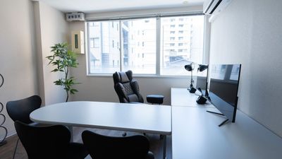 椅子を並べて複数人でのご利用も可能です - 【開店割引中】 天満橋駅 貸会議室・ワークスペース HISUI  3/15迄 開店割引中 貸会議室・ワークスペース 「HISUI」の室内の写真