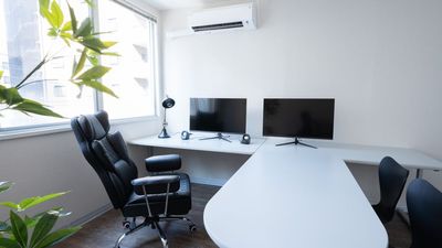 少人数での画面を共有しながらのリモート会議などにもご利用いただけます。 - 【開店割引中】 天満橋駅 貸会議室・ワークスペース HISUI  3/15迄 開店割引中 貸会議室・ワークスペース 「HISUI」の室内の写真