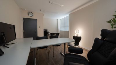 少人数での画面を共有しながらのリモート会議などにもご利用いただけます。 - 【開店割引中】 天満橋駅 貸会議室・ワークスペース HISUI  3/15迄 開店割引中 貸会議室・ワークスペース 「HISUI」の室内の写真