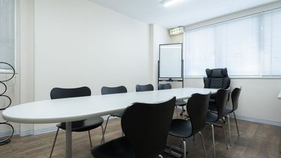 ご自由にレイアウトを変更して最大9名様での同室会議が可能です。 - 【開店割引中】 天満橋駅 貸会議室・ワークスペース HISUI  3/15迄 開店割引中 貸会議室・ワークスペース 「HISUI」の室内の写真