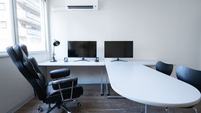 少人数での画面を共有しながらのリモート会議などにもご利用いただけます。 - 【開店割引中】 天満橋駅 貸会議室・ワークスペース HISUI  3/15迄 開店割引中 貸会議室・ワークスペース 「HISUI」の室内の写真