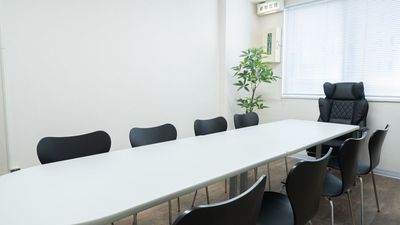 ご自由にレイアウトを変更して最大9名様での同室会議が可能です。 - 【開店割引中】 天満橋駅 貸会議室・ワークスペース HISUI  3/15迄 開店割引中 貸会議室・ワークスペース 「HISUI」の室内の写真