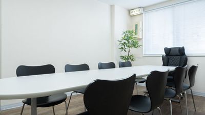 ご自由にレイアウトを変更して最大9名様での同室会議が可能です。 - 【開店割引中】 天満橋駅 貸会議室・ワークスペース HISUI  3/15迄 開店割引中 貸会議室・ワークスペース 「HISUI」の室内の写真