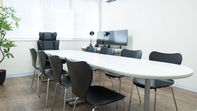 ご自由にレイアウトを変更して最大9名様での同室会議が可能です。 - 【開店割引中】 天満橋駅 貸会議室・ワークスペース HISUI  3/15迄 開店割引中 貸会議室・ワークスペース 「HISUI」の室内の写真