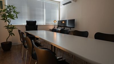 ご自由にレイアウトを変更して最大9名様での同室会議が可能です。 - 【開店割引中】 天満橋駅 貸会議室・ワークスペース HISUI  3/15迄 開店割引中 貸会議室・ワークスペース 「HISUI」の室内の写真