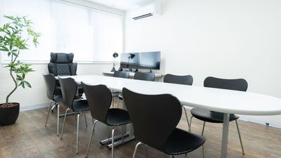 ご自由にレイアウトを変更して最大9名様での同室会議が可能です。 - 【開店割引中】 天満橋駅 貸会議室・ワークスペース HISUI  3/15迄 開店割引中 貸会議室・ワークスペース 「HISUI」の室内の写真