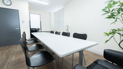 ご自由にレイアウトを変更して最大9名様での同室会議が可能です。 - 【開店割引中】 天満橋駅 貸会議室・ワークスペース HISUI  3/15迄 開店割引中 貸会議室・ワークスペース 「HISUI」の室内の写真