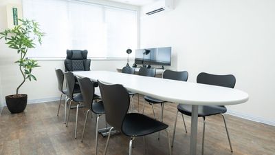 ご自由にレイアウトを変更して最大9名様での同室会議が可能です。 - 【開店割引中】 天満橋駅 貸会議室・ワークスペース HISUI  3/15迄 開店割引中 貸会議室・ワークスペース 「HISUI」の室内の写真