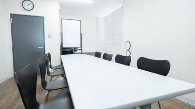ご自由にレイアウトを変更して最大9名様での同室会議が可能です。 - 【開店割引中】 天満橋駅 貸会議室・ワークスペース HISUI  3/15迄 開店割引中 貸会議室・ワークスペース 「HISUI」の室内の写真
