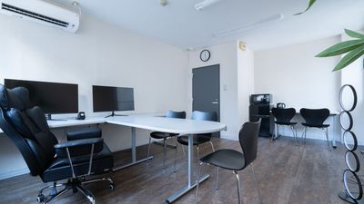 少人数での画面を共有しながらのリモート会議などにもご利用いただけます。 - 【開店割引中】 天満橋駅 貸会議室・ワークスペース HISUI  3/15迄 開店割引中 貸会議室・ワークスペース 「HISUI」の室内の写真