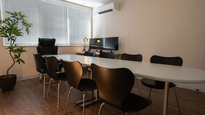 ご自由にレイアウトを変更して最大9名様での同室会議が可能です。 - 【開店割引中】 天満橋駅 貸会議室・ワークスペース HISUI  3/15迄 開店割引中 貸会議室・ワークスペース 「HISUI」の室内の写真