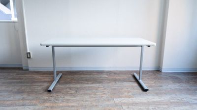 W1500、D750、H700の長机2台 - 【開店割引中】 天満橋駅 貸会議室・ワークスペース HISUI  3/15迄 開店割引中 貸会議室・ワークスペース 「HISUI」の室内の写真