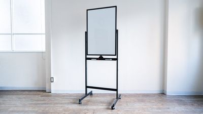 使いやすい縦長のホワイトボード - 【開店割引中】 天満橋駅 貸会議室・ワークスペース HISUI  3/15迄 開店割引中 貸会議室・ワークスペース 「HISUI」の室内の写真