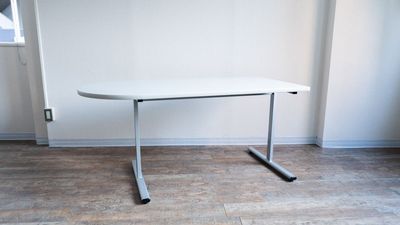 W1500、D750、H700の半楕円テーブル1台
 - 【開店割引中】 天満橋駅 貸会議室・ワークスペース HISUI  3/15迄 開店割引中 貸会議室・ワークスペース 「HISUI」の設備の写真