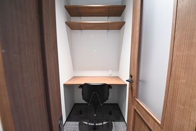 駅近！木とコンクリートを基調にしたコワーキングスペース（個室） - CoBREW KICHIJOJI