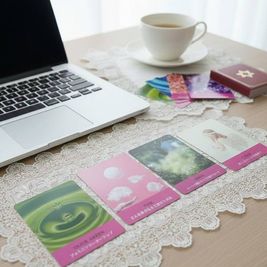 直感で選ぶ「カード」と「あなたの好きな色」から、今の状況を占い、これからを軽やかに進むためのヒントをお伝えします。 - 【メゾンド　山手】 プライベート空間の室内の写真