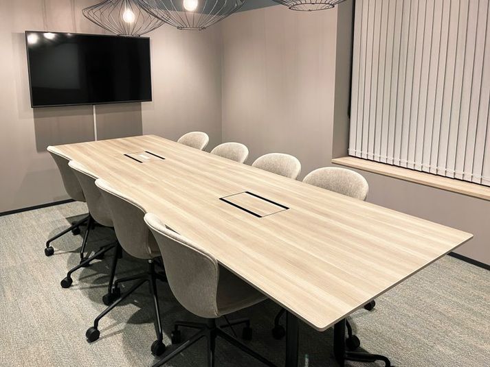 H¹T新大阪 会議室 02(8名)の室内の写真