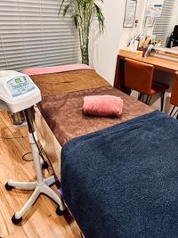 完全個室／施術ベッド＆ドレッサー(※写真内の業務機器は利用できません) - LUANA柏本店｜完全個室レンタルサロン 柏駅近｜完全個室レンタルサロンLUANAの室内の写真