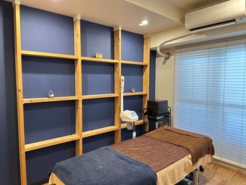 落ち着いた空間で施術・作業に集中できます(写真内の業務機器は利用不可) - LUANA柏本店｜完全個室レンタルサロン 柏駅3分｜完全個室エステ可｜ベット付レンタルサロンLUANAの室内の写真