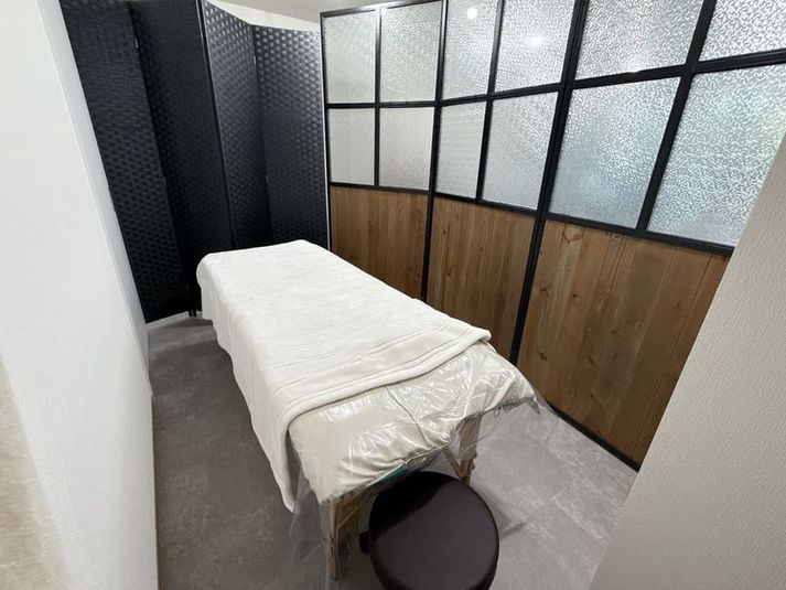 ・清潔感あふれる空間でゆっくり施術できます！※ベッド上のタオルは含みません。 - minoriba_新浦安駅北店 レンタルサロンの室内の写真