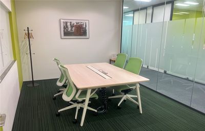 Regus 会議室｜高速Wi-Fi完備の落ち着いたビジネス空間 - リージャス会議室 横浜ブルーアベニュー