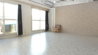 真南の窓。レース＋遮光カーテンあり。 - サモスタ中野店の室内の写真